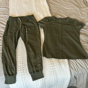 NEW Med Couture XS/XSP olive green scrub set (jogger & tuck in top)